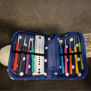 BeCraftee Crochet Hooks Kit with Yarn.